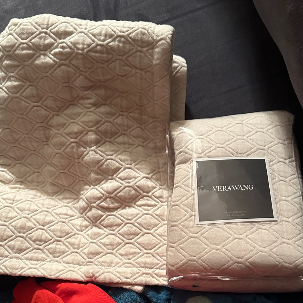 Vera Wang Ivory Diamond Pattern shams, comes with 2 brand new shams